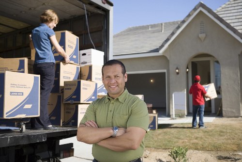 Local Maidavale moving service handling household items safely